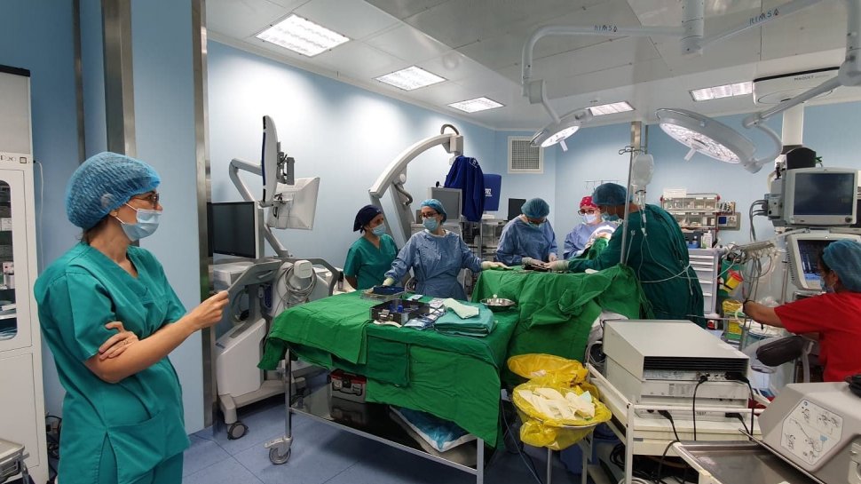 Operație în premieră la Spitalul Universitar. Electrozi implantați intracerebral pentru pacienții cu epilepsie