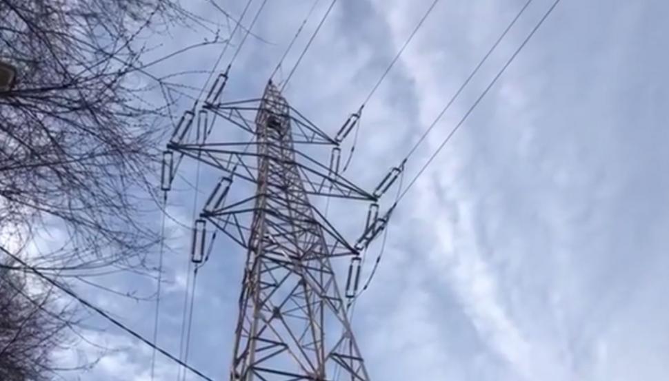 Un tânăr din Iași care s-a urcat pe un stâlp şi ameninţa că se aruncă în gol, a lăsat un cartier întreg fără curent electric - VIDEO