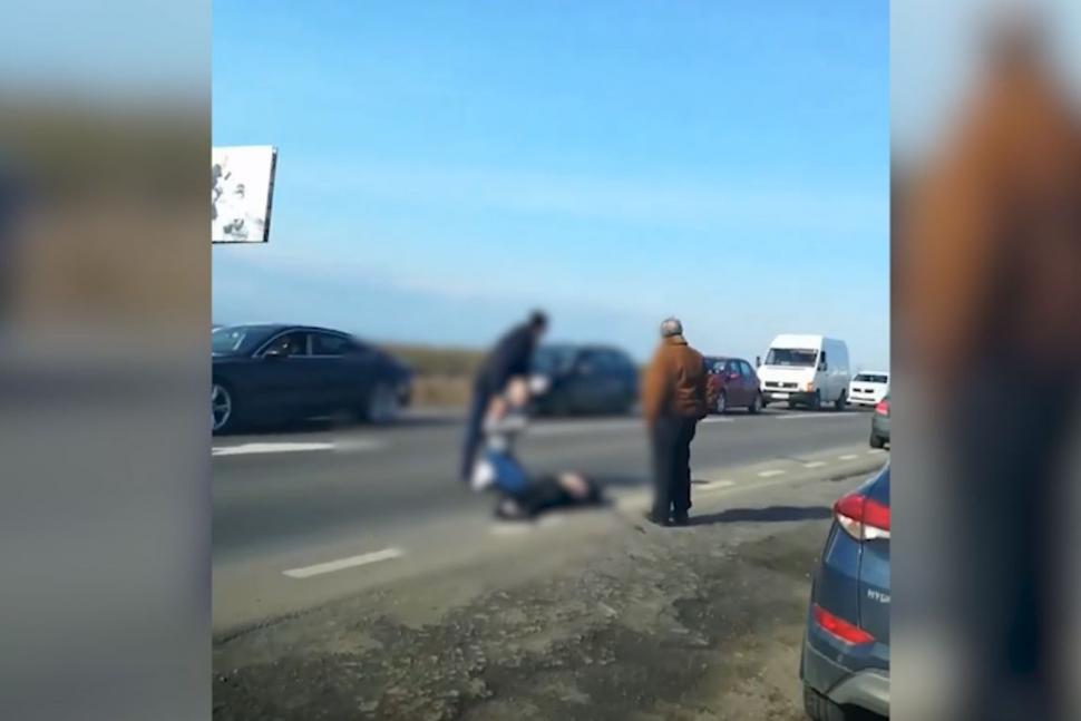 A coborât din maşină să cumpere miere de albine, dar a fost accidentat mortal. La volan era un fost prefect de Suceava 645468