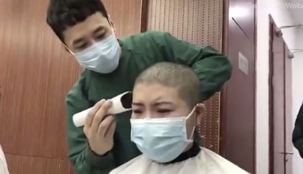 Doctorițe obligate să se radă în cap, înainte de a fi trimise în Wuhan, epicentrul epidemiei de coronavirus