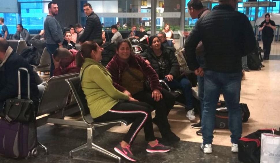 Români blocaţi de 24 de ore pe aeroportul din Valencia, după ce avionul s-a stricat. Reacția MAE