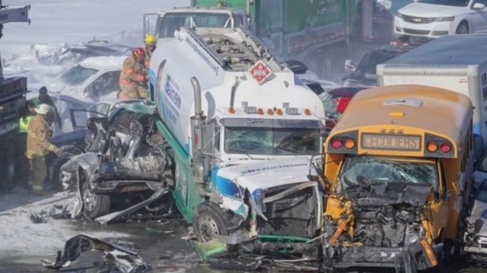 Carambol cu aproape 200 de maşini pe o autostradă, în apropiere de Montreal. Doi oameni au murit și 70 au fost răniți (video)