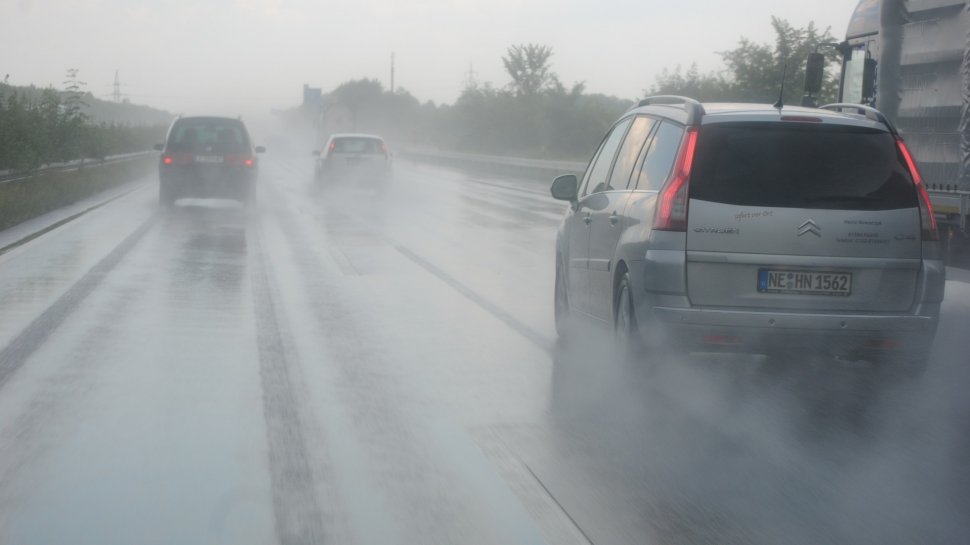 Carosabil umed pe patru autostrăzi din țară. Ce trebuie să faci când plouă torenţial 