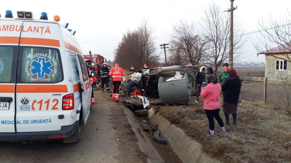 Elevi răniți într-un accident rutier, la Vorona. Mașina în care se aflau a lovit o căruță și s-a răsturnat 645690