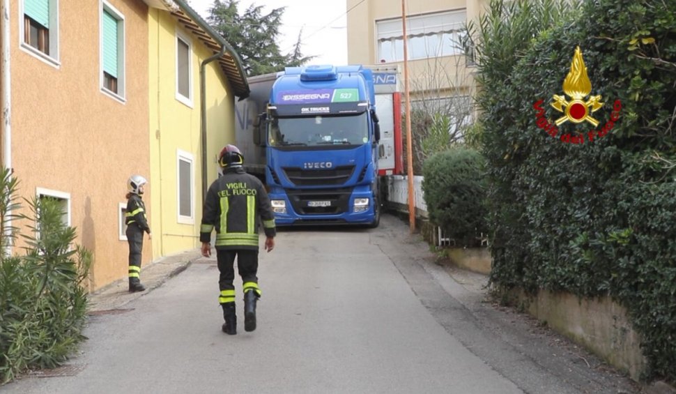 Şofer român de TIR, 'trădat de GPS', blocat pe o stradă îngustă din Italia