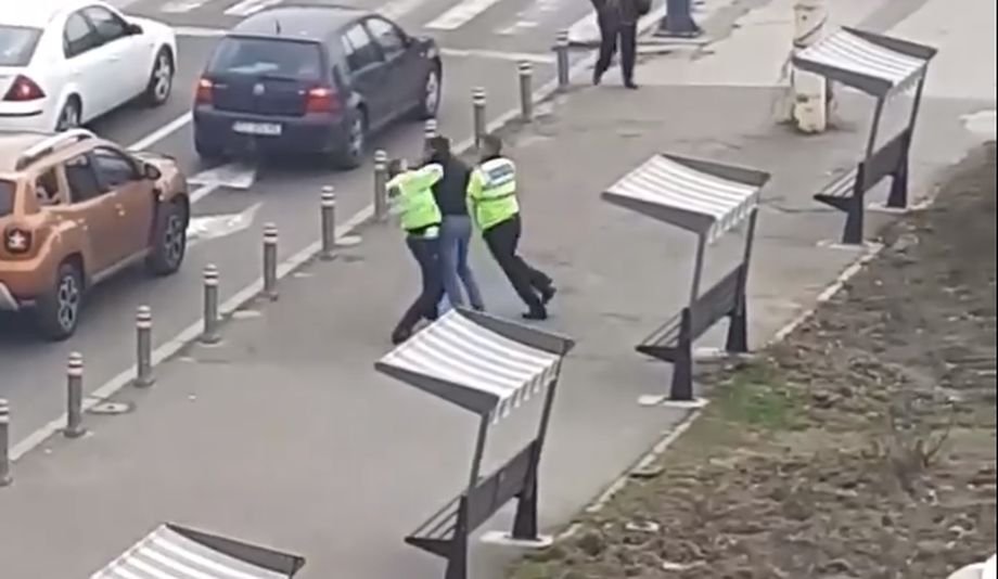 Şapte poliţişti din Constanţa s-au luptat să încătuşeze un tânăr care a traversat prin loc nepermis