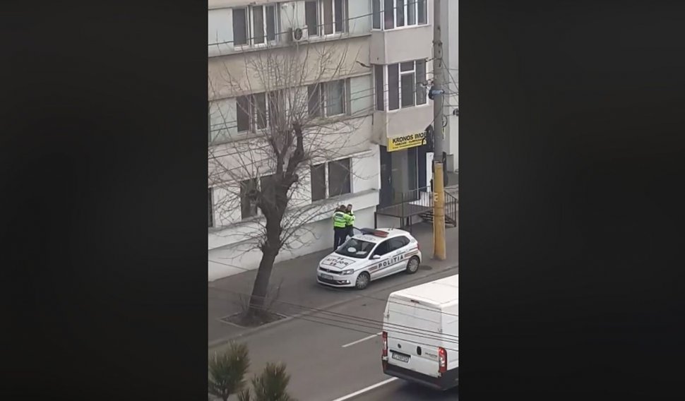 Polițiștii din Constanța s-au luptat minute în șir cu un bărbat care a traversat neregulamentar și a refuzat să se legitimeze. Incidentul a fost filmat (VIDEO)