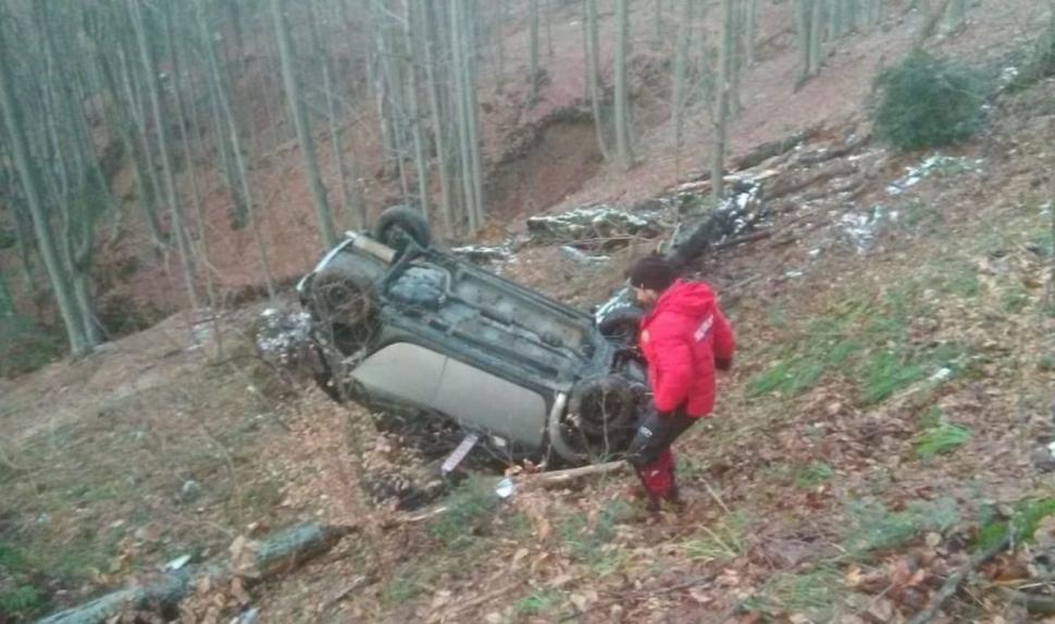 Un șofer a căzut cu mașina într-o râpă pe Transfăgărășan