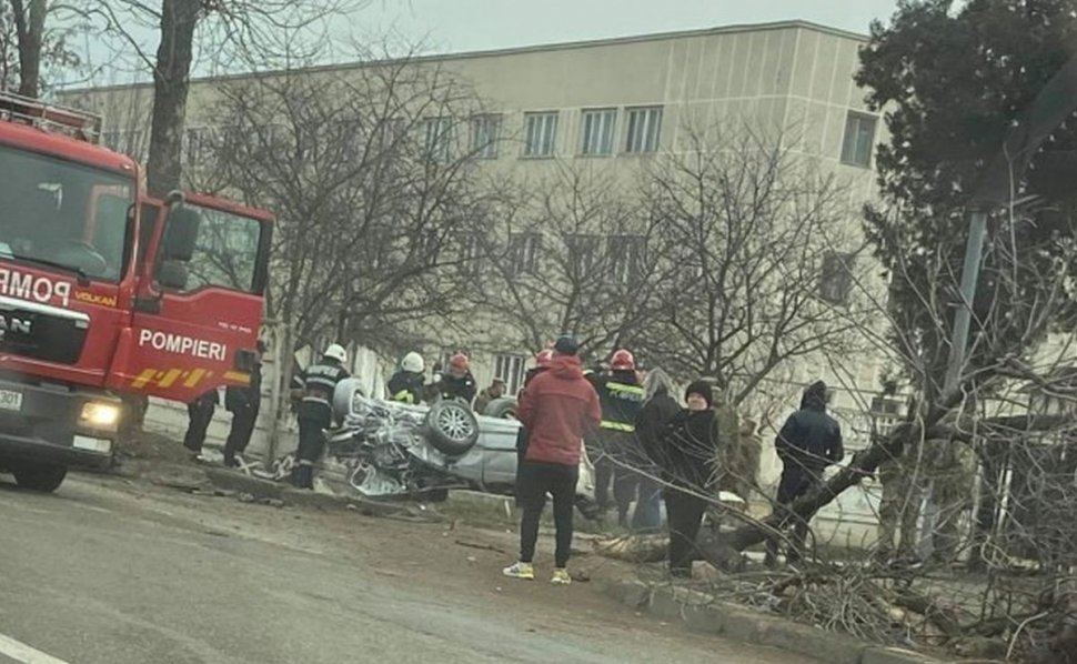 Două persoane au murit la Bârlad, în urma unui accident. Mașina s-a răsturnat și s-a izbit de gardul unității militare