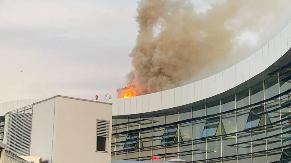 Incendiu pe aeroportul Otopeni. Sute de persoane de la terminalul Plecări au fost evacuate