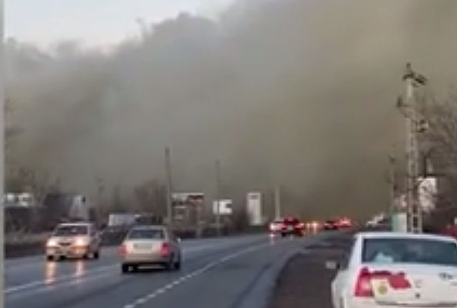 Explozie puternică în Focșani. O vulcanizare a sărit în aer! Nor gigantic de fum, deasupra orașului (VIDEO)
