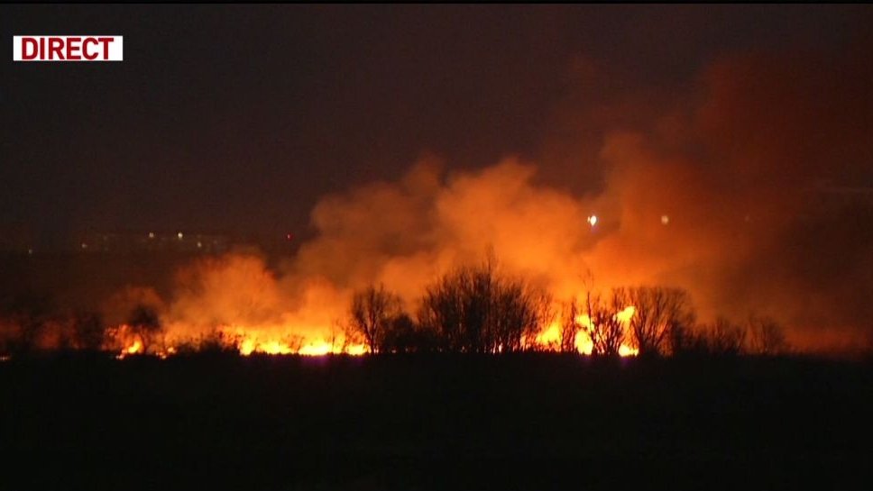Imagini cu incendiul uriaş din Capitală. Delta Văcăreşti, mistuită de flăcări - VIDEO