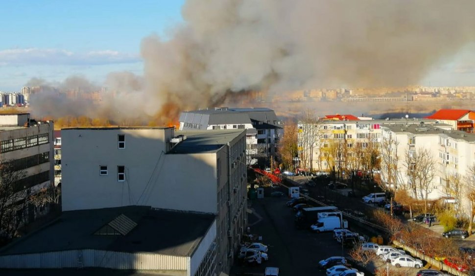 Incendiu puternic în Bucureşti. Pompierii intervin de urgenţă în Delta Văcăreşti