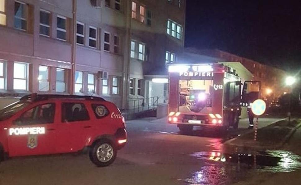 Incendiu la Spitalul din Carei, izbucnit din cauza unei țigări. Zece pacienți au fost evacuați