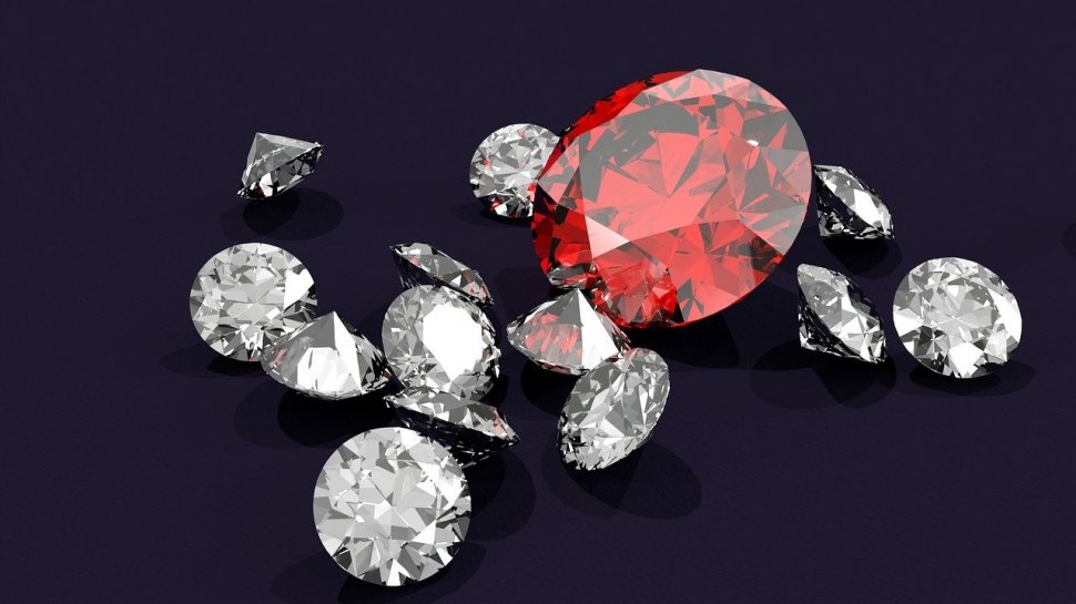 Trei români au furat diamante de 300.000 de lire la Londra. Hoţii au săpat un tunel dintr-un apartament închiriat