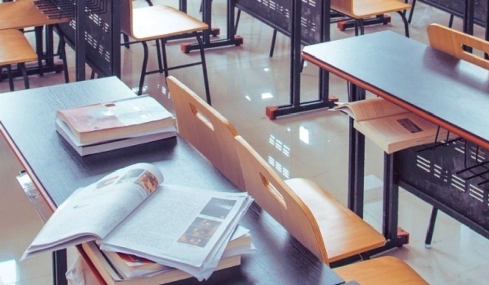 O elevă de la o şcoală din Baia Mare a leşinat în clasă: 'Un profesor a ţipat la ea!'
