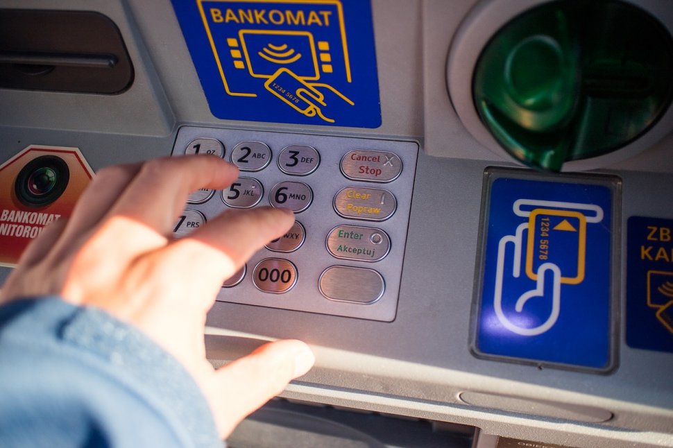 Un bărbat a fost electrocutat în timp ce scotea bani de la un bancomat, în Hunedoara