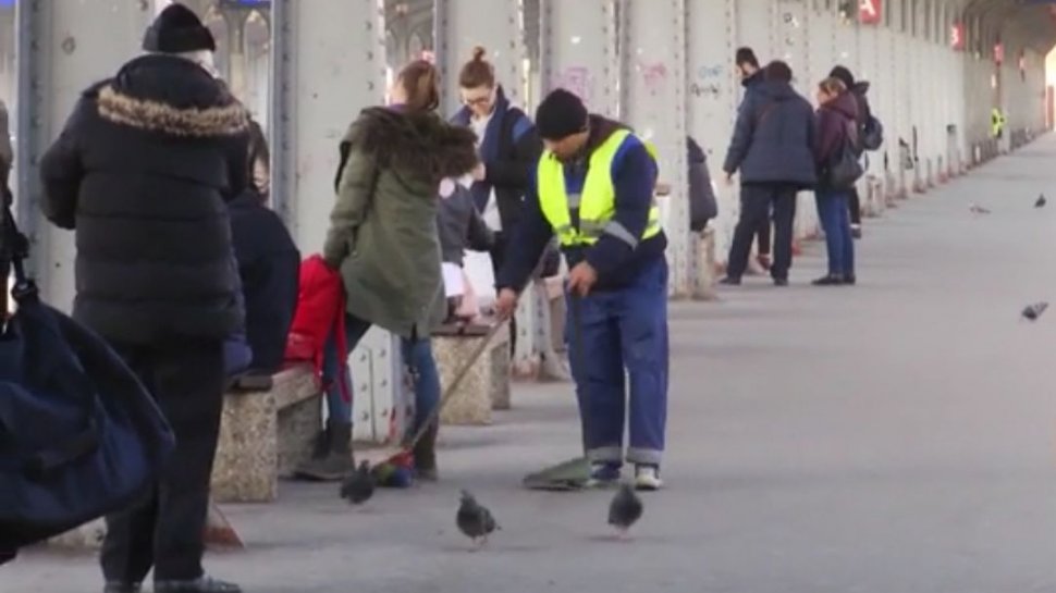 Cum se face curat pe peroanele Gării de Nord - VIDEO