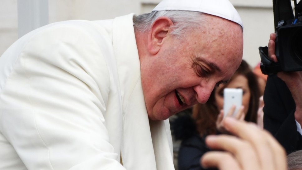 Papa Francisc și-a anulat programul, pentru a treia zi consecutiv, după ce a fost văzut tușind și suflându-și nasul