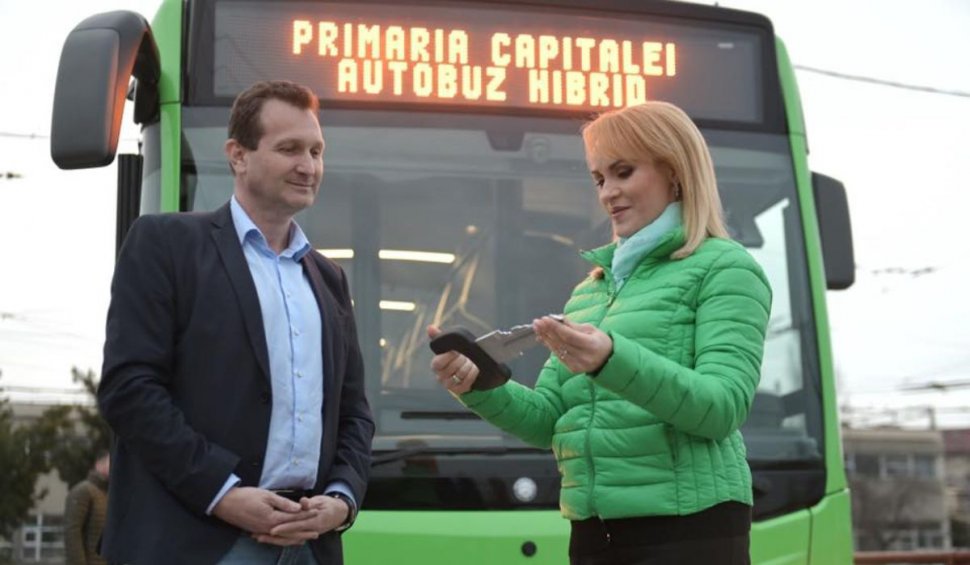 Primul autobuz hibrid, dintr-o flotă de 130, a ajuns în București: "Pas important în diminuarea poluării"