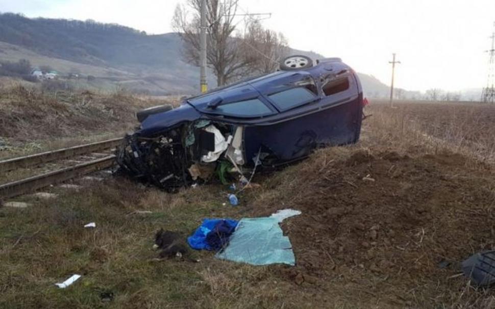 Mașină spulberată de tren și aruncată zeci de metri pe câmp, la Onești