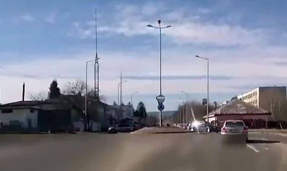 Șofer din Bacău, la un pas de tragedie. Totul a fost filmat (VIDEO)