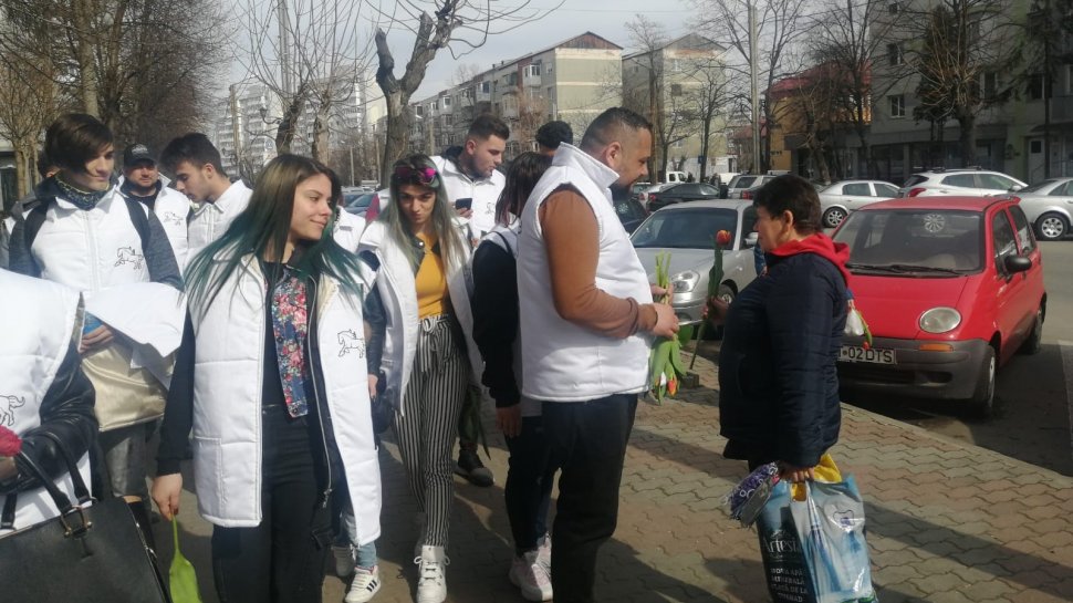 Tinerii umaniști din Slatina, cu sutele pe stradă. Flori și mărțișoare pentru toate doamnele