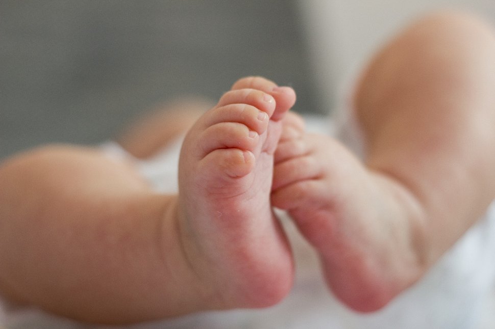 Coronavirus în România. Un bebeluș de opt luni din Târgu-Jiu e suspect de infecție