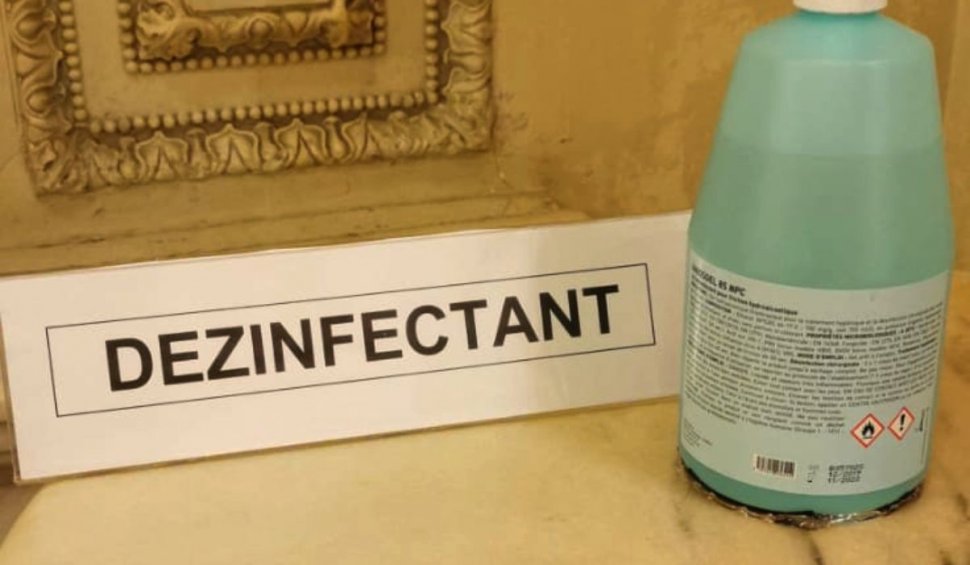 Sticle cu dezinfectant lipite de mese în Parlamentul României, de frică să nu fie furate