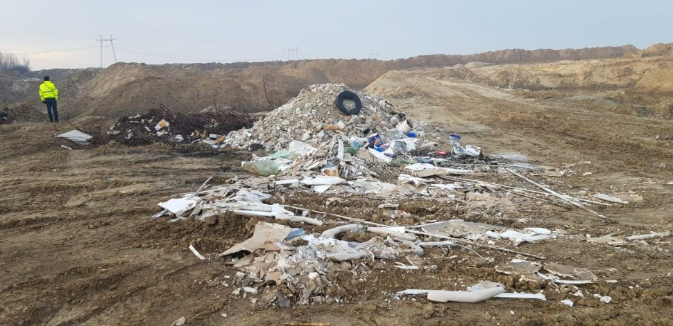 Tone de gunoaie și substanțe toxice, îngropate în apropierea albiei râului Argeş