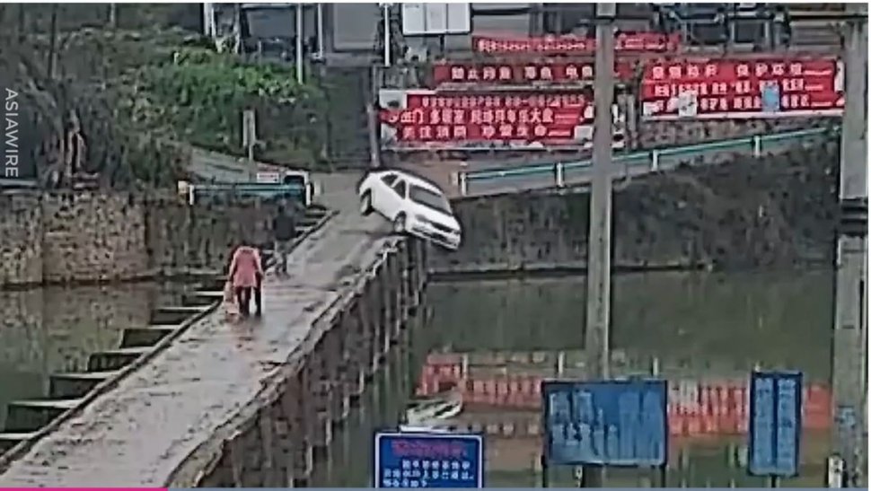 A plonjat cu mașina în râu la doar 10 minute după ce a trecut examenul auto