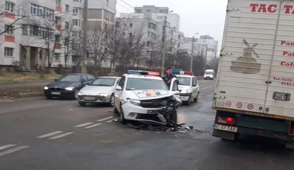 Accident în Iași. O mașină de Poliție a fost făcută praf (FOTO)