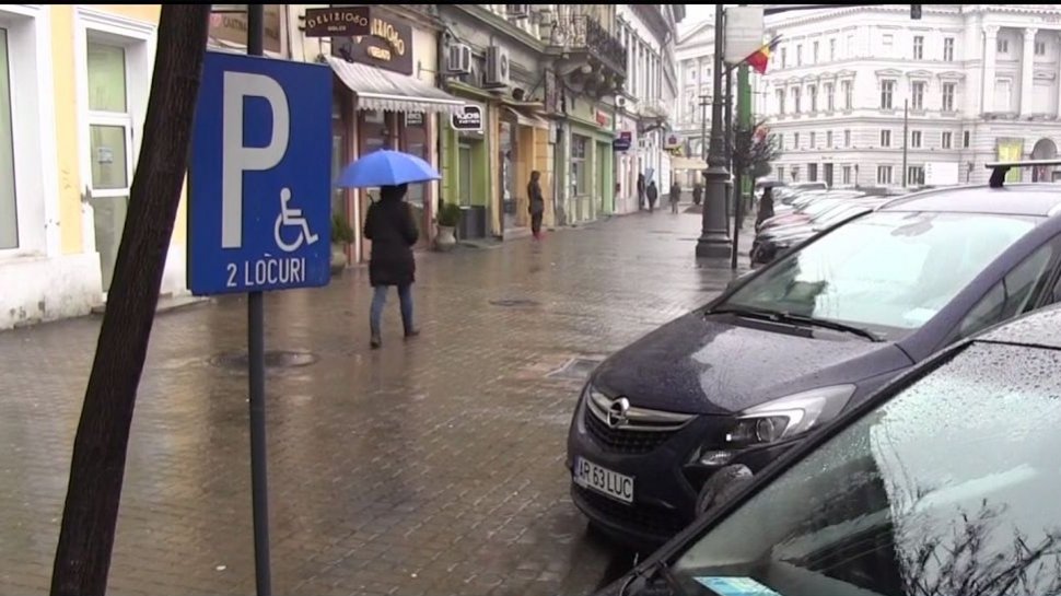 Persoanele cu handicap din Arad, lăsate fără loc de parcare