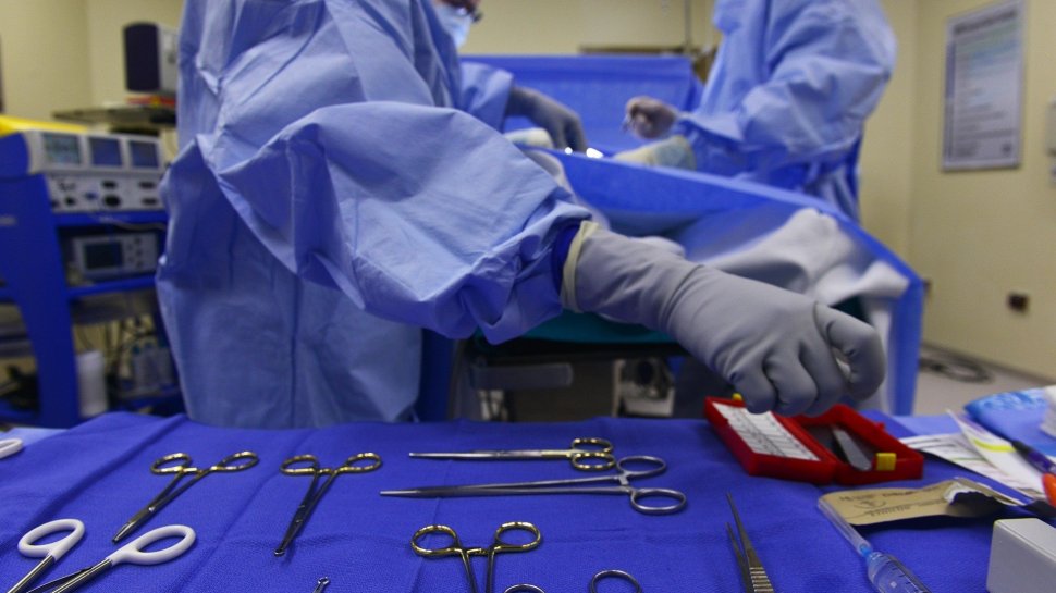 Un chirurg de la Spitalul Municipal din Timișoara este bănuit de luare de mită