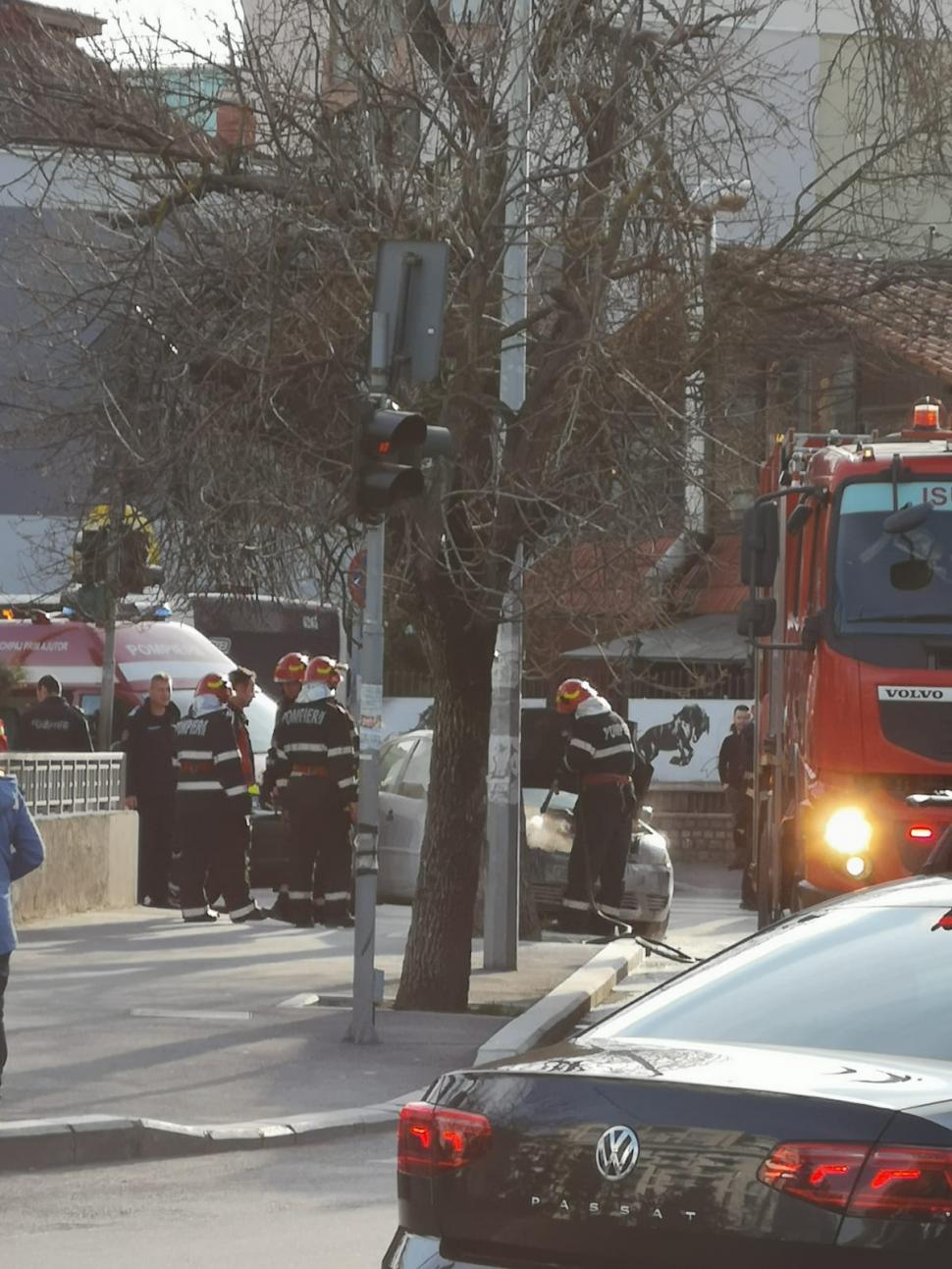 Mașină în flăcări în zona Pipera. Zeci de pompieri au intervenit pentru stingerea incendiului 648784