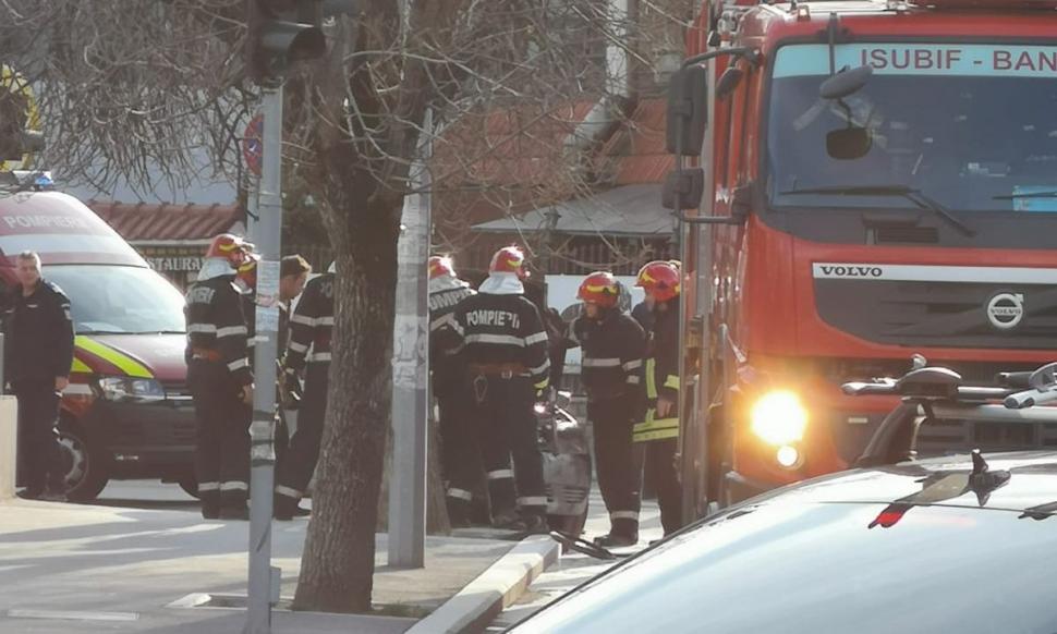 Mașină în flăcări în zona Pipera. Zeci de pompieri au intervenit pentru stingerea incendiului 648786