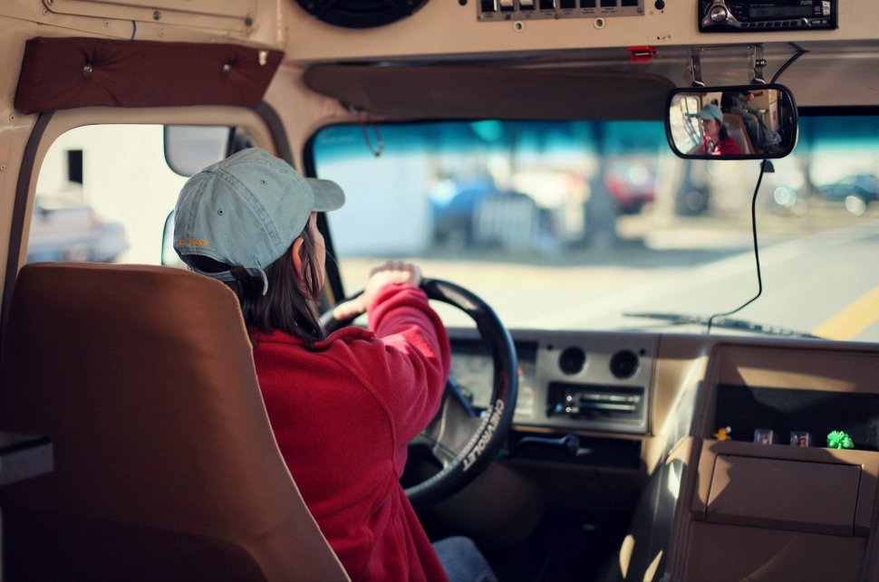 Peste 16 mii de femei din România sunt șoferițe de camion. Alte două mii conduc tractoare