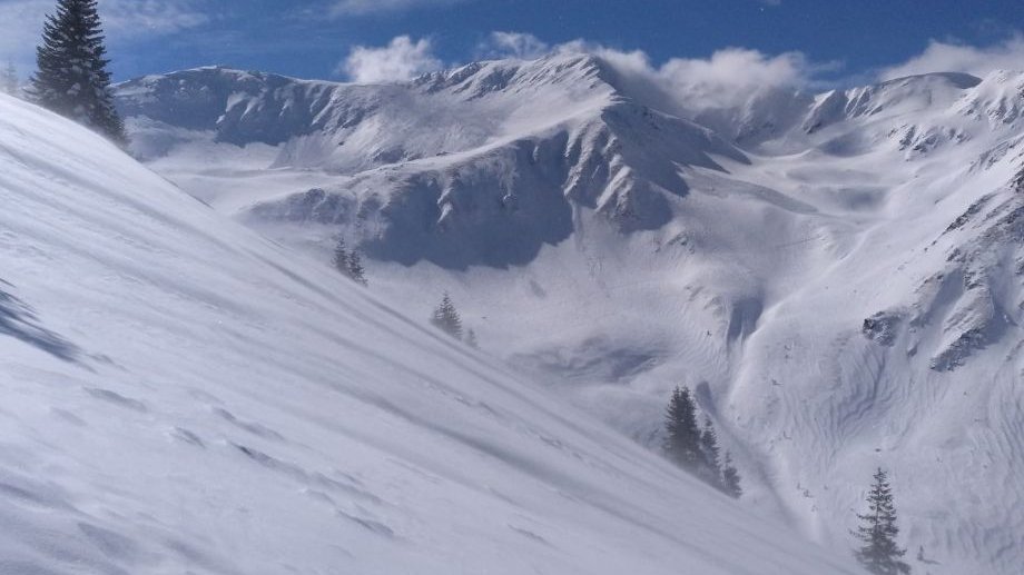Unul dintre turiștii surprinși de avalanșa din Munții Făgăraș, găsit mort