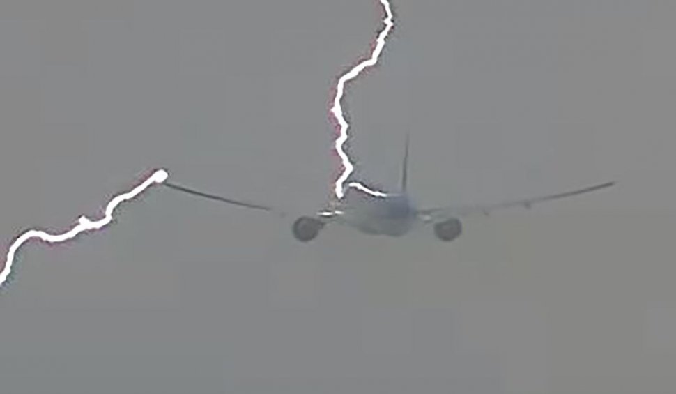 Avion Tarom lovit de fulger, întors pe aeroportul din Bruxelles