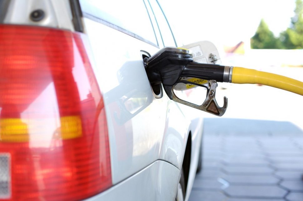 Vești bune pentru șoferi! Prețul carburanților ar putea scădea drastic, după ce cotațiile petrolului s-au prăbușit în această noapte