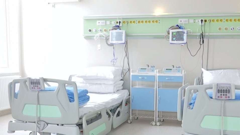 Cameră de izolare pentru coronavirus, improvizată într-un fost salon destinat bolnavilor de TBC, într-un spital din Reșița