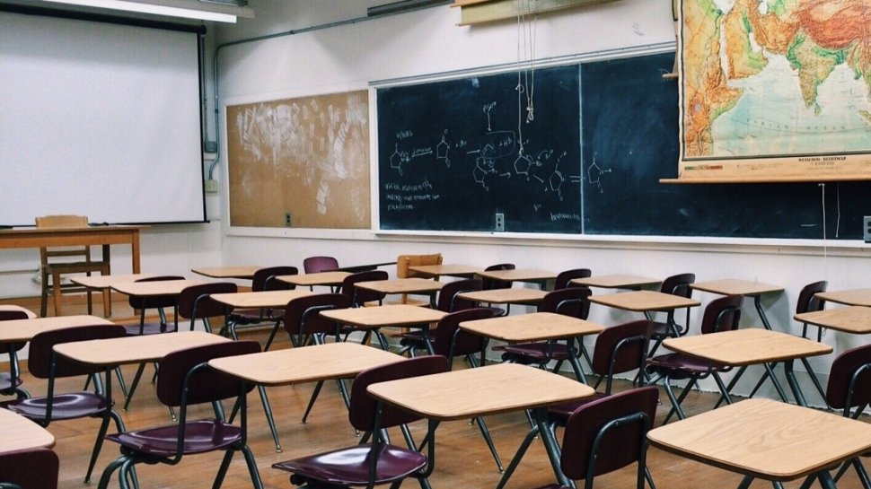 Educația sexuală obligatorie în școli! Ce mai prevede proiectul de lege adoptat astăzi de parlamentari