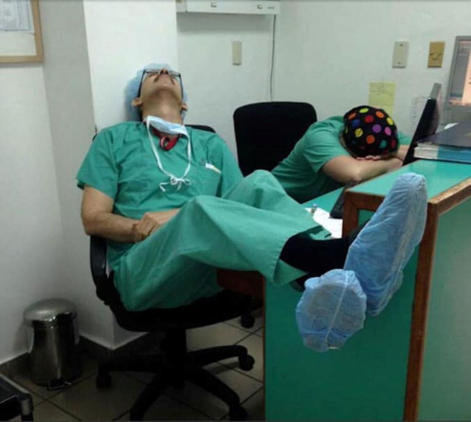 Medicii din spitalele din Italia dorm pe unde apucă. Fotografii care înduioșează lumea 649730