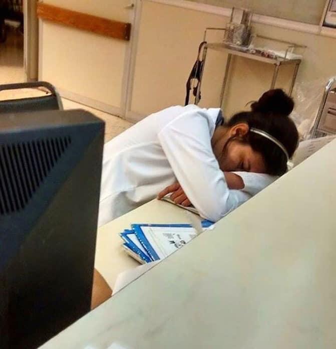 Medicii din spitalele din Italia dorm pe unde apucă. Fotografii care înduioșează lumea 649731