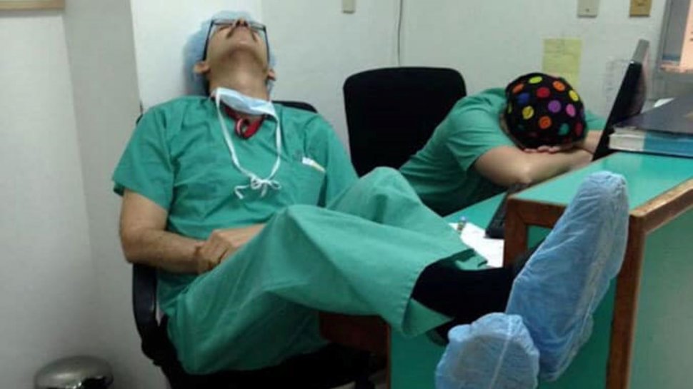 Medicii din spitalele din Italia dorm pe unde apucă. Fotografii care înduioșează lumea
