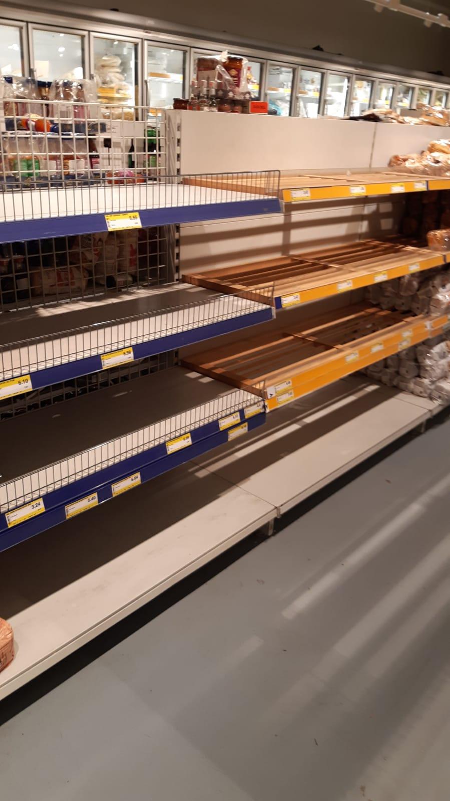 Rafturile din marile magazine sunt aproape goale. Românii au dat buluc la cumpărături 649845