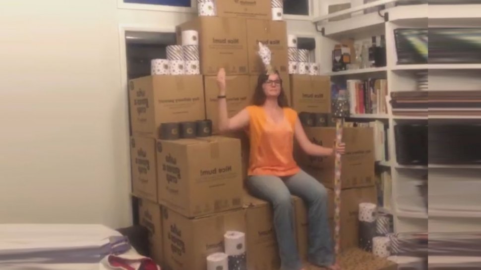O femeie a comandat de pe Internet peste 2.300 de role de hârtie igienică, în plină criză de coronavirus