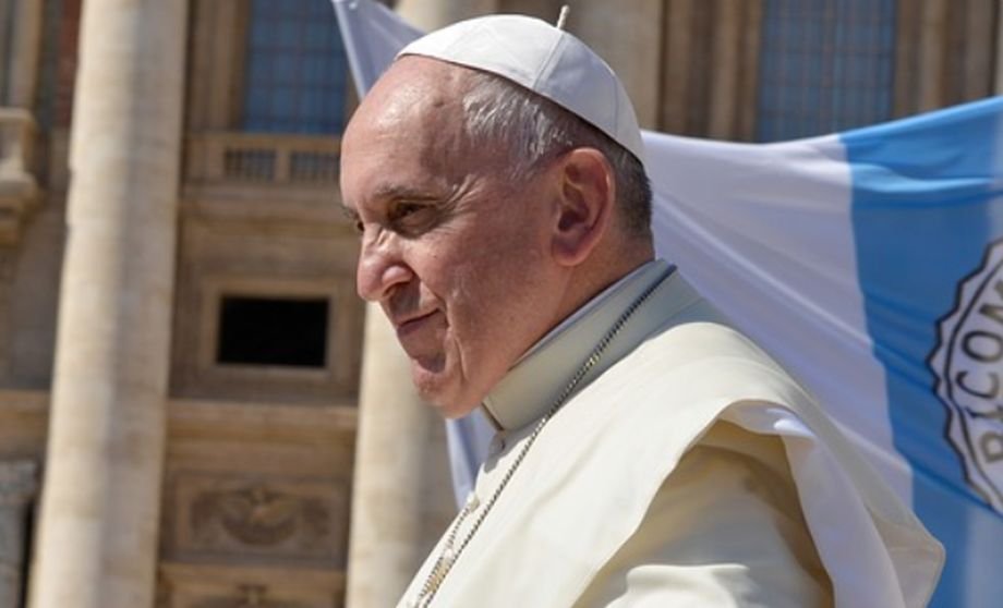 Papa Francisc merge pe străzile pustii ale Romei, în timp ce italienii s-au baricadat în locuințe 