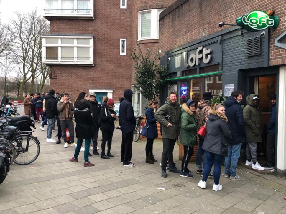 Cozi interminabile la cafenelele care vând marijuana în Amsterdam, după ce guvernul a decis închiderea acestora 650777