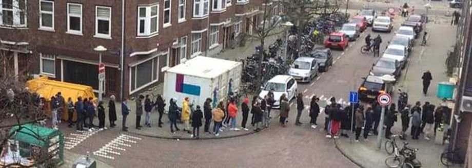 Cozi interminabile la cafenelele care vând marijuana în Amsterdam, după ce guvernul a decis închiderea acestora